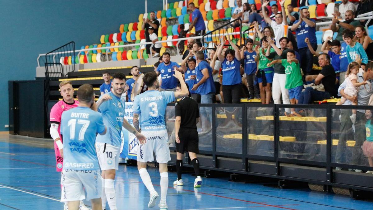 Imagen de varios jugadores del Gasifred en una celebración tras ganar un partido.