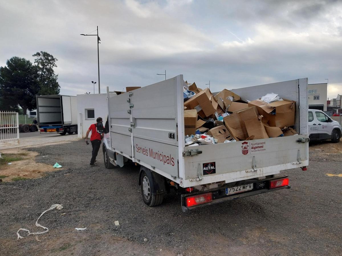 Material retirado esta mañana por la brigada municipal para permitir el acceso de camiones al solar.