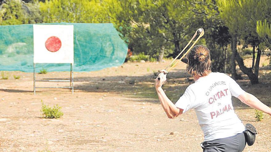 Lanzamiento de tir de fona de una de las participantes.