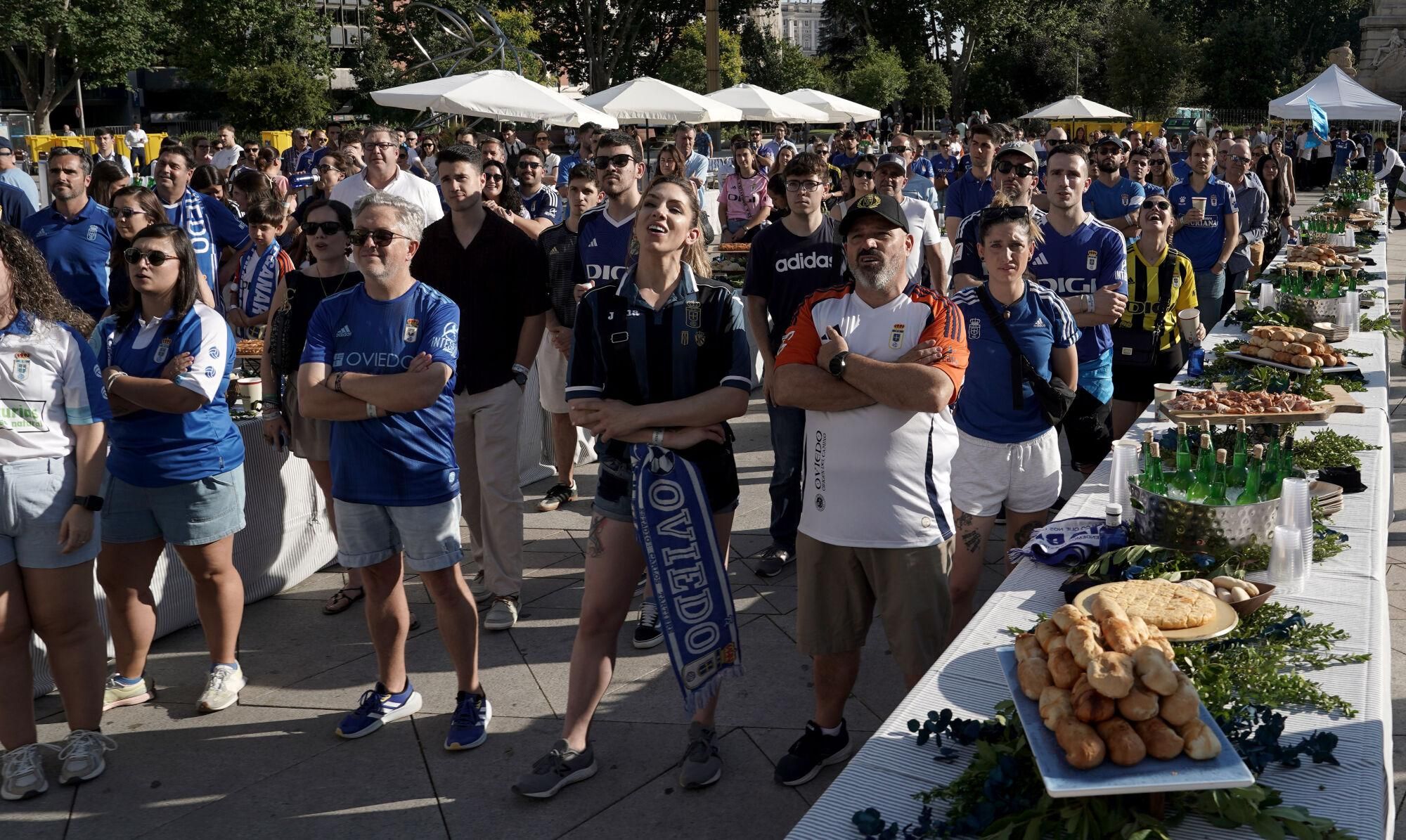 Así fue la fiesta del ascenso del Real Oviedo en Madrid.