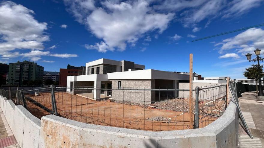 La construcción de los diez adosados en La Corredoria. | R. A.