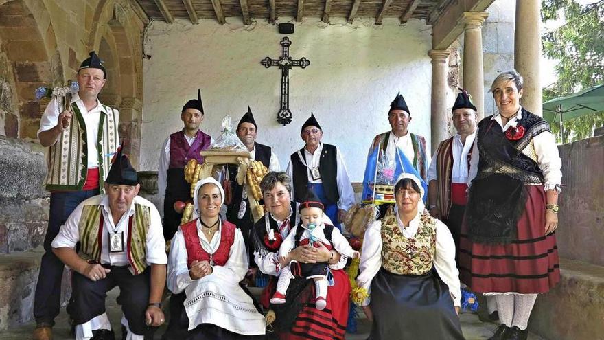 Asistentes a la fiesta de ayer en Amandi.