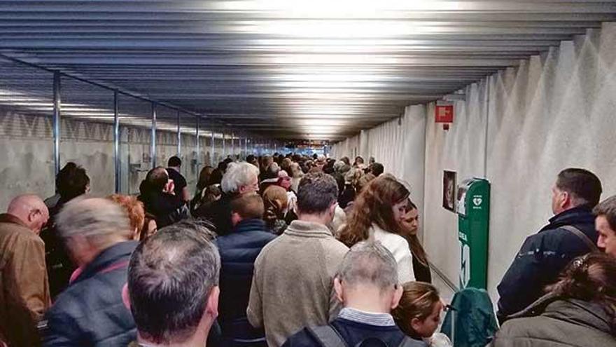 Las colas que se formaron en el control de pasaportes del aeropuerto de Palma durante la jornada de Año Nuevo.