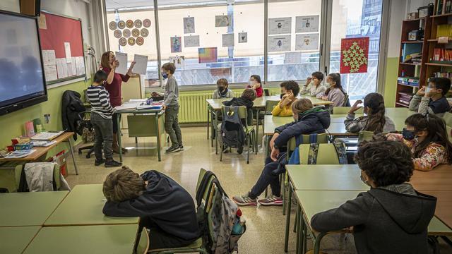 Barcelona 20/01/22 Sociedad. Colegi que es mantengui obert. Les dues caras: aula vacía y llena. Escuela pública CEIP Diputació. AUTOR: MANU MITRU