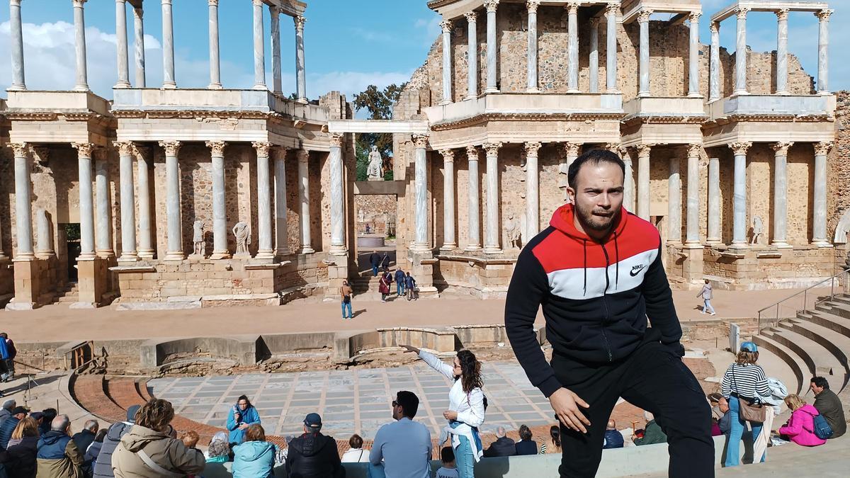 Raúl Gallego completa uno de los días de su reto en el Teatro Romano de Mérida.