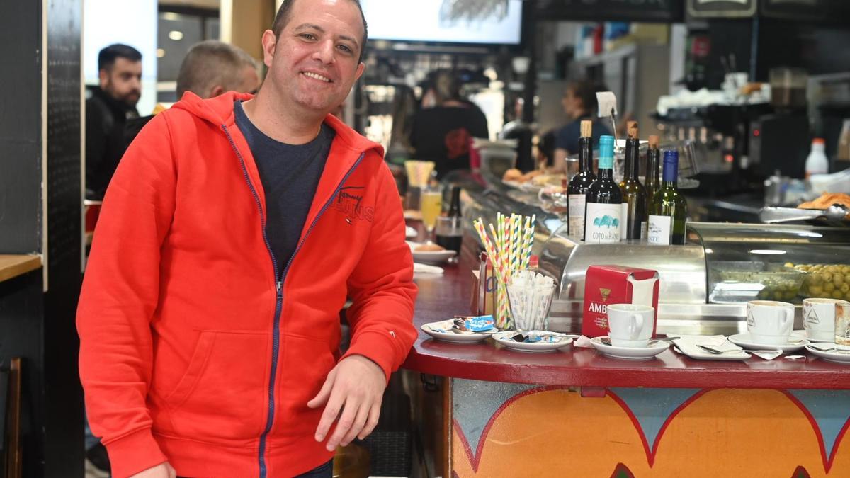 EN IMÁGENES | J-85, el bar de La Romareda donde resisten los bocadillos y hamburguesas de toda la vida