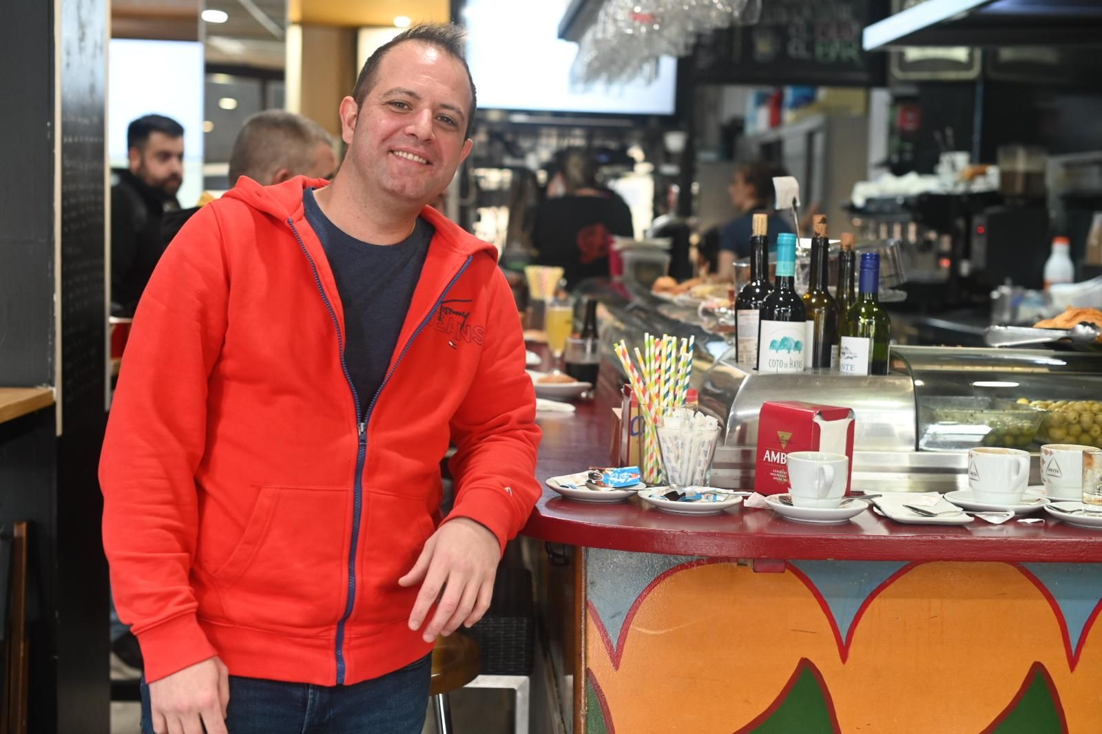 EN IMÁGENES | J-85, el bar de La Romareda donde resisten los bocadillos y hamburguesas de toda la vida