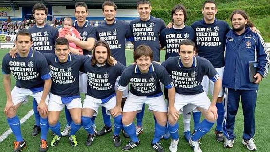 Los jugadores del Tuilla, en El Candín, en el último partido de Liga, con una camiseta en la que piden el apoyo de la afición en la fase de ascenso.