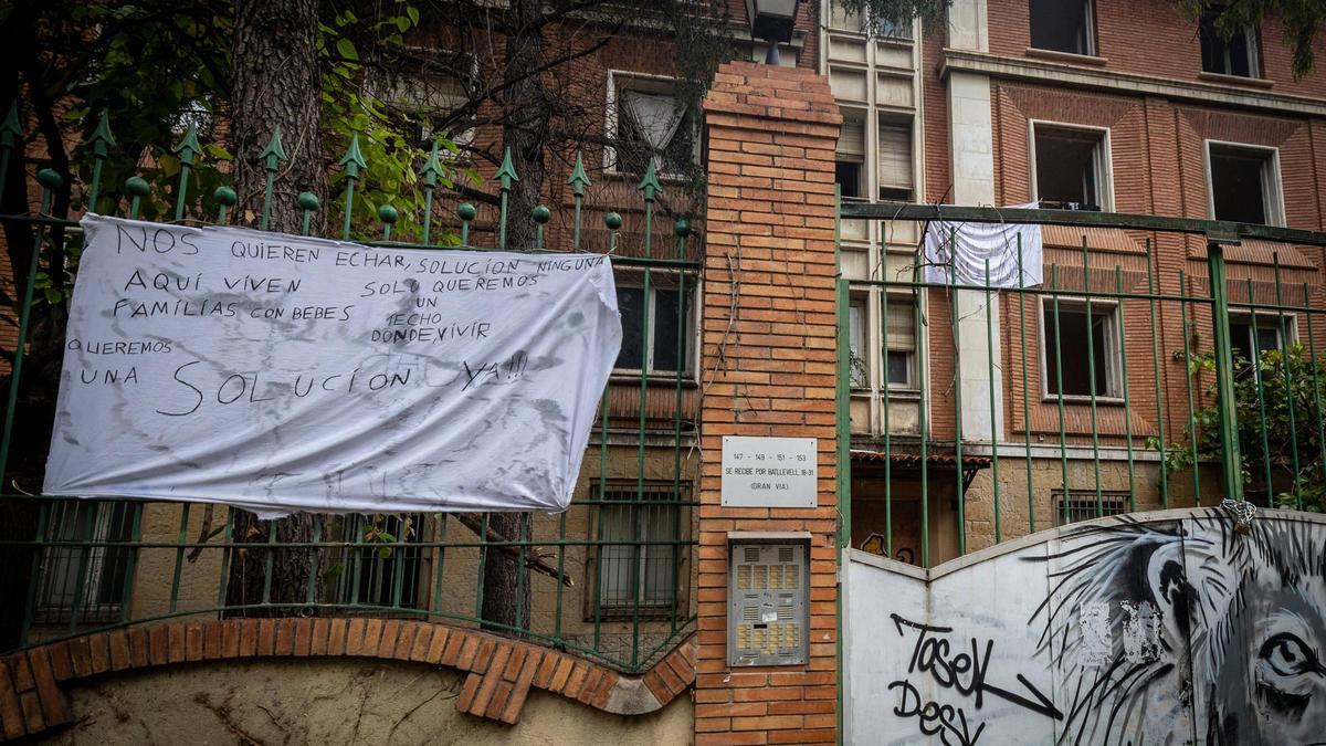 Los ocupantes del antiguo cuartel de la Guardia Civil de Sabadell se resisten al inminente desalojo.