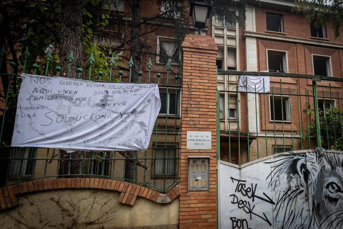 Los ocupantes del antiguo cuartel de la Guardia Civil de Sabadell se ...