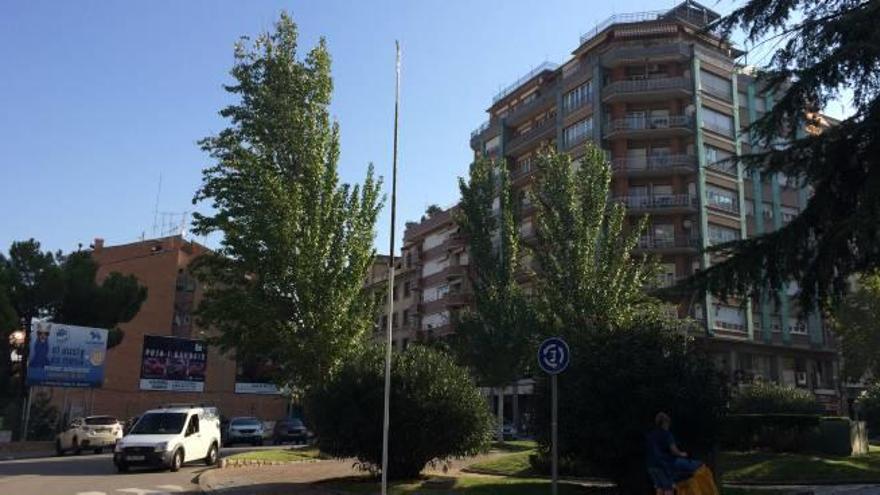 Tornen a sostreure l&#039;estelada de la plaça Onze de Setembre de Manresa