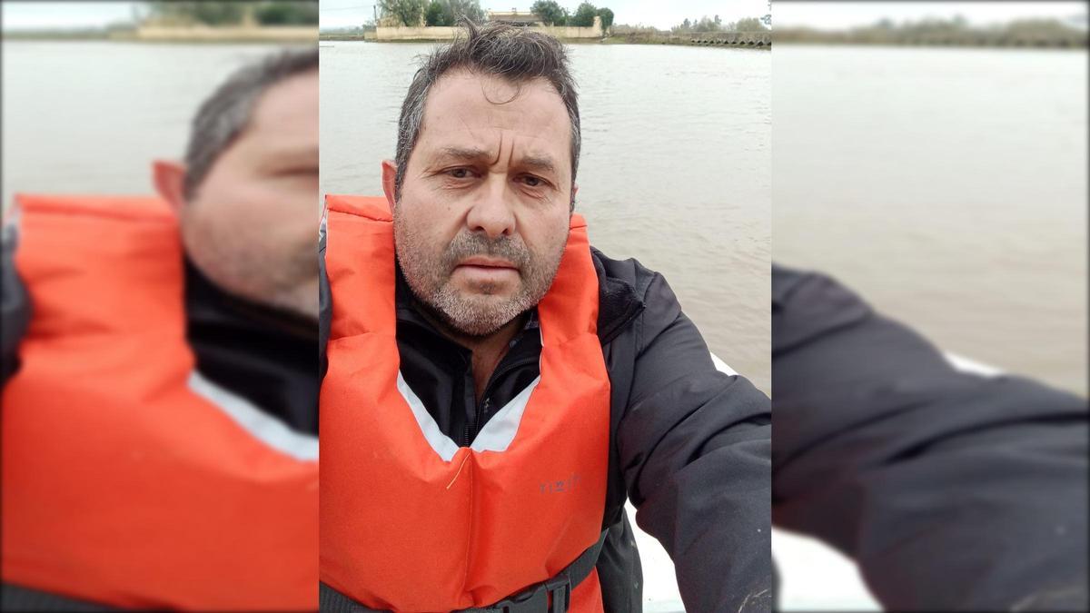 Juan Espino, en la barca que utiliza para desplazarse.