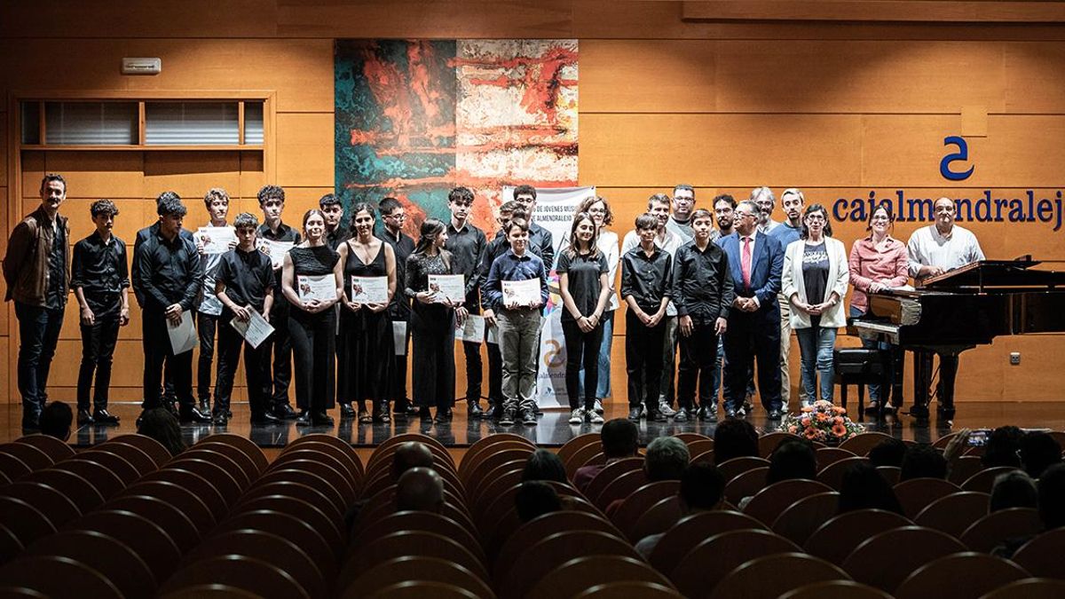 Premiados del concurso celebrado en el auditorio de Cajalmendralejo.