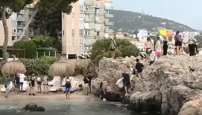 Jóvenes ‘invaden’ una cala de Illetes para denunciar la privatización por parte de un hotel