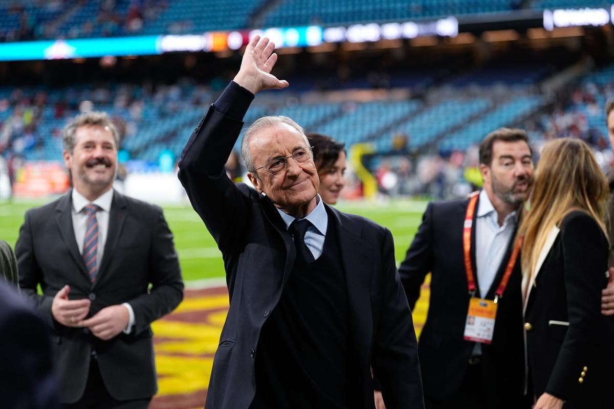 Florentino Perez, President of Real Madrid, greets the supporters during the National Football League (NFL) 2025 Madrid Game, match played between Miami Dolphins and Washington Commanders at Santiago Bernabeu stadium on November 16, 2025, in Madrid, Spain. AFP7 16/11/2025 ONLY FOR USE IN SPAIN. Oscar J. Barroso / AFP7 / Europa Press;2025;NFL;SPAIN;SPORT;ZSPORT;Miami Dolphins v Washington Commanders - NFL Madrid Game 2025