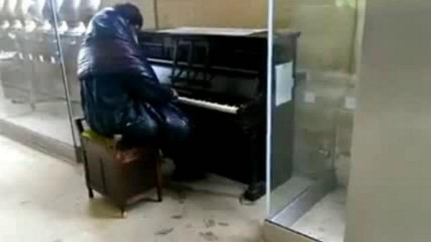 Un joven vagabundo emociona a los pasajeros de la estación central de Newcastle cuando se pone a tocar piezas de Beethoven al piano