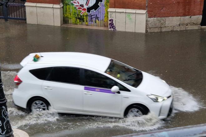 Plaza de Cantarras de Valladolid durante las lluvias producidas este domingo por la DANA