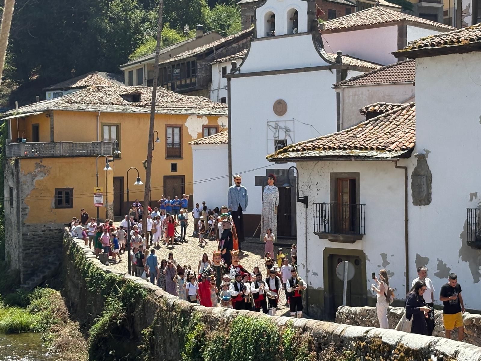 Los gigantes y cabezudos llenan de color y música Cangas del Narcea