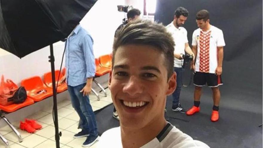 Santi Mina juega al despiste con la nueva camiseta del Valencia CF