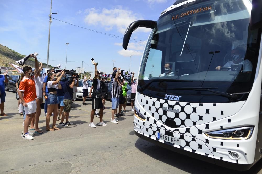 La afición del FC Cartagena despide al equipo