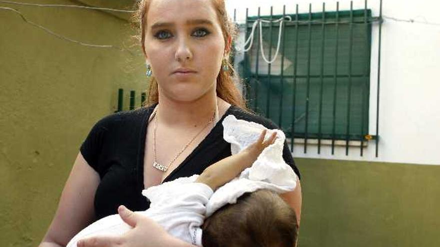 Rocío P., la joven de 17 años de Camas (Sevilla), ayer con su hija en brazos