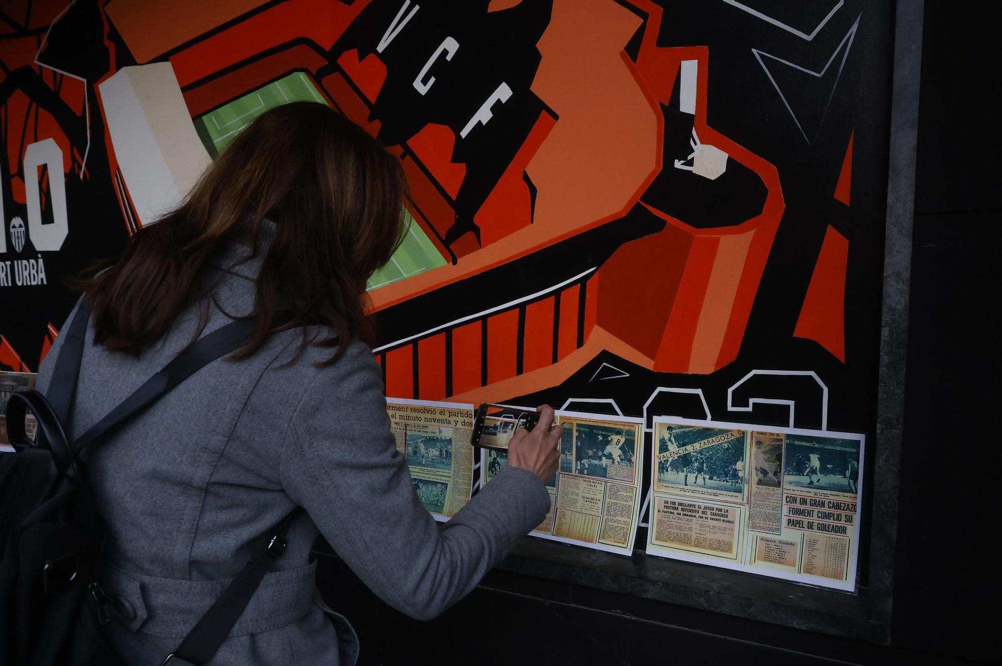 Homenaje al gol de Forment en la puerta de Mestalla