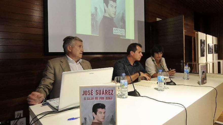 Arcadio Martínez, con David Moreno y Esperanza del Fueyo, durante la presentación del libro &quot;José Suárez: el actor que pudo reinar&quot;, ayer en Moreda.