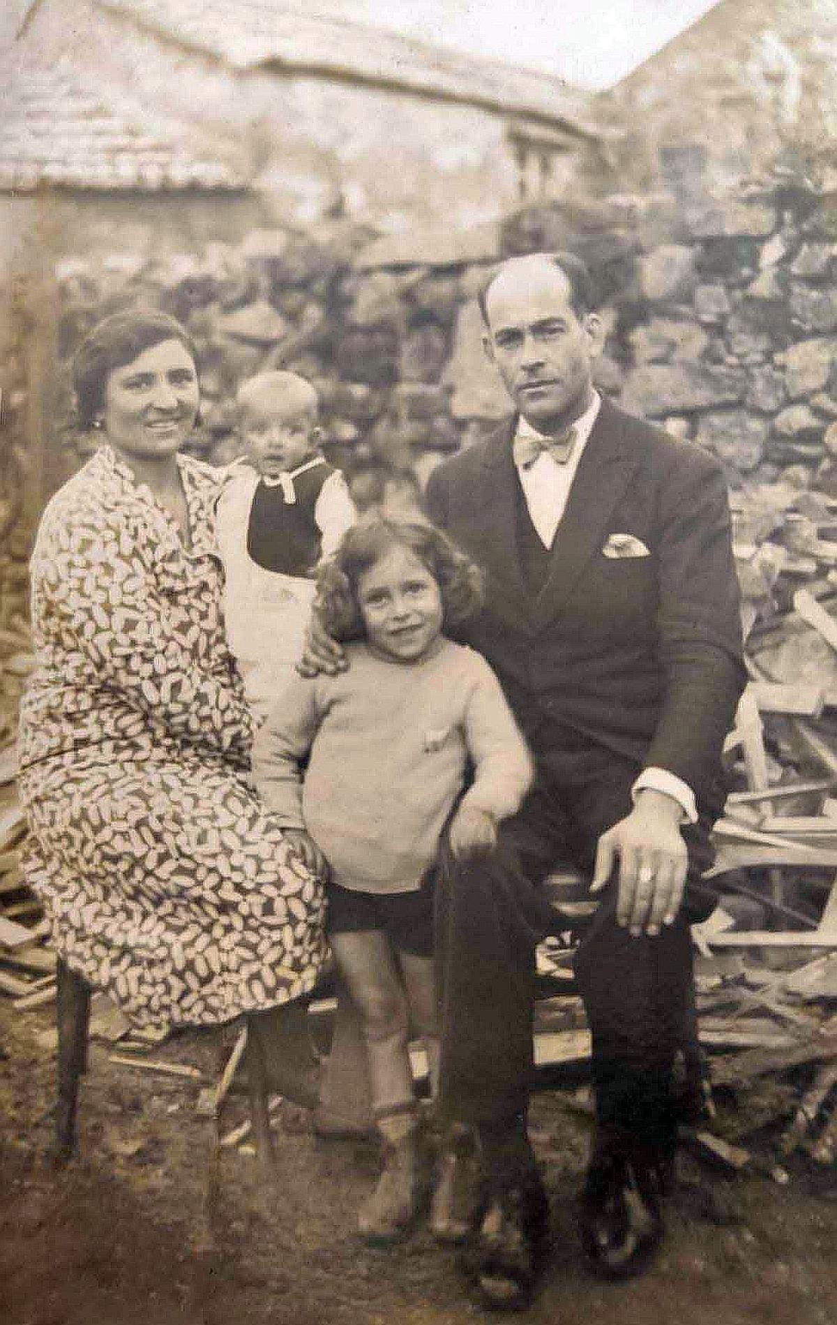 Víctor Trabazo con Casilda Nine y sus hijos.