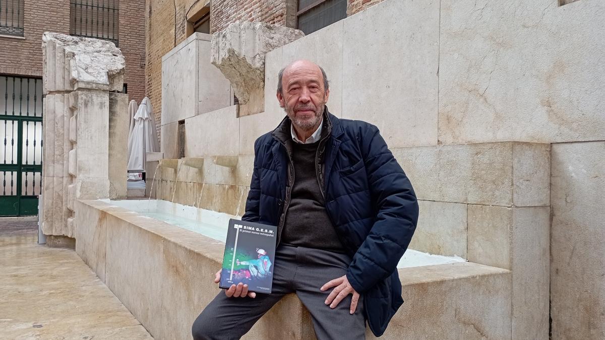 El malagueño José Enrique Sánchez, presidente de la Federación Andaluza de Espeleología y coautor del libro, con la obra.