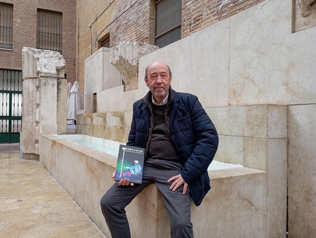 El malagueño José Enrique Sánchez, presidente de la Federación Andaluza de Espeleología y coautor del libro, con la obra.