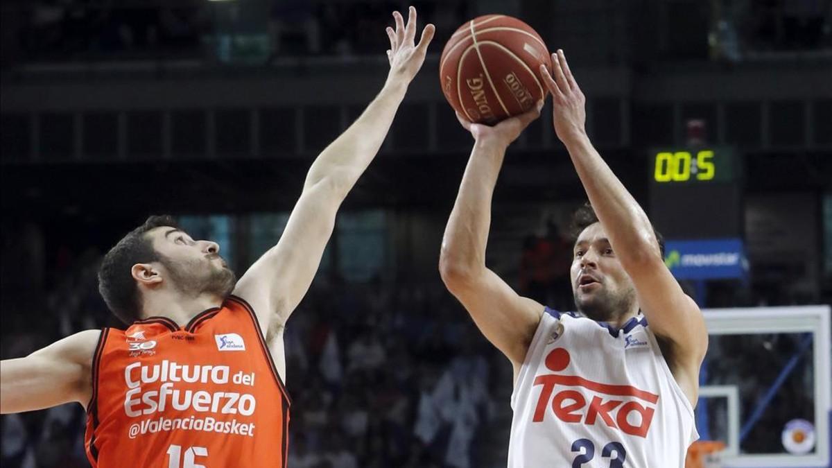 Sergio Llull lanza a canasta ante ls oposición de Guilem Vives