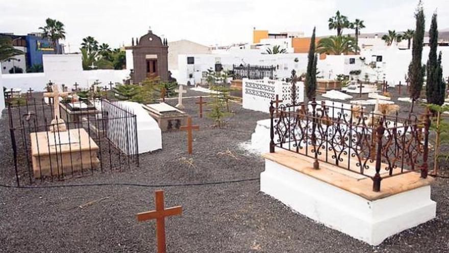 Imagen de las tumbas del viejo cementerio de Puerto Cabras con uno de los panteones al fondo. | fuselli