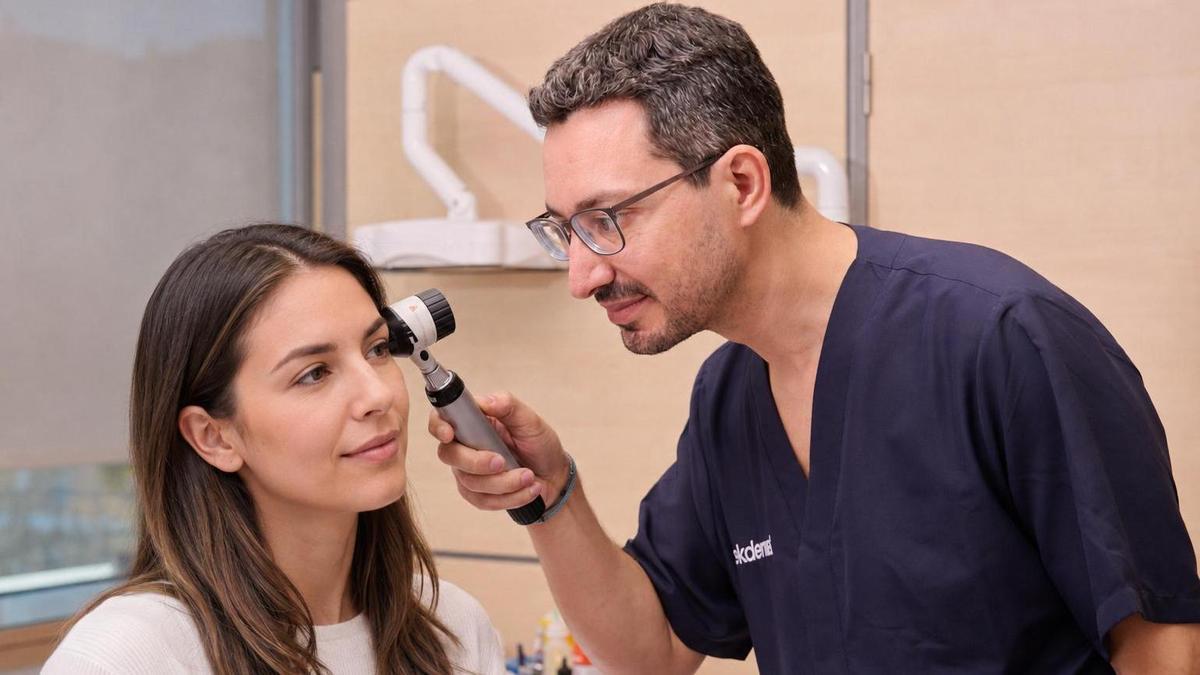 El Dr. Antonio González, dermatólogo especialista de Vithas Valencia 9 de Octubre, con una paciente.