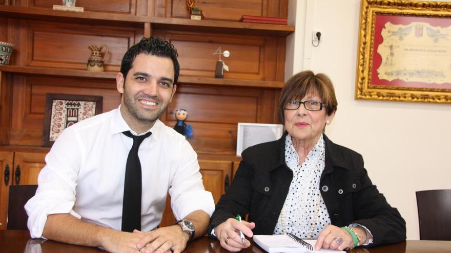 La defensora con el alcalde.