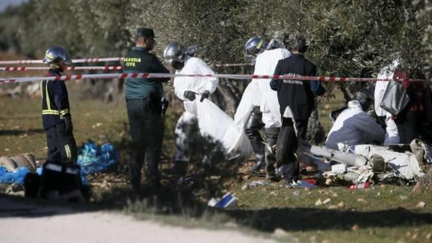 Mueren tres jóvenes al estrellarse una avioneta en un pueblo de Madrid