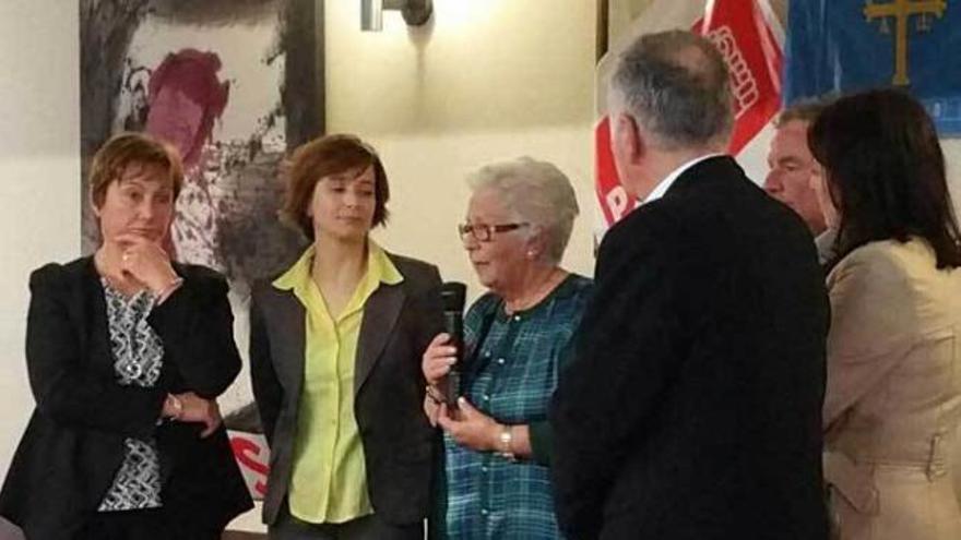 Mercedes Álvarez, con el micrófono, rodeada de amigos y militantes del PSOE, en Cangas de Onís.