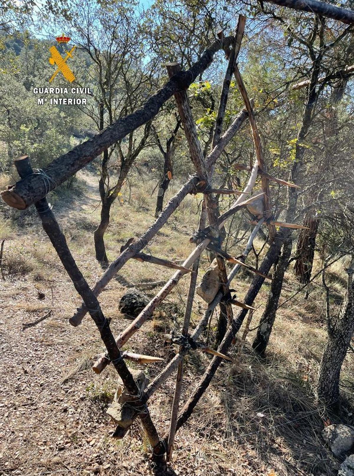 Una de las trampas que se encontraron los agentes a la entrada de la macroplantación de la Guardia Civil
