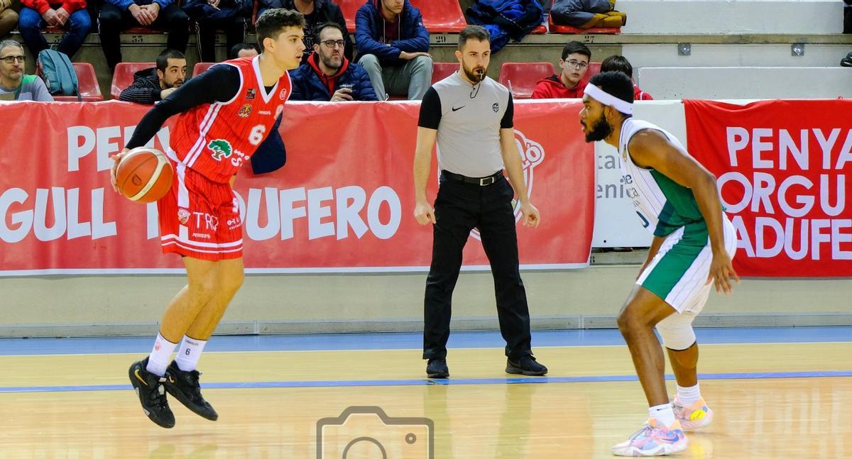 Ismael Corraliza controla el balón.