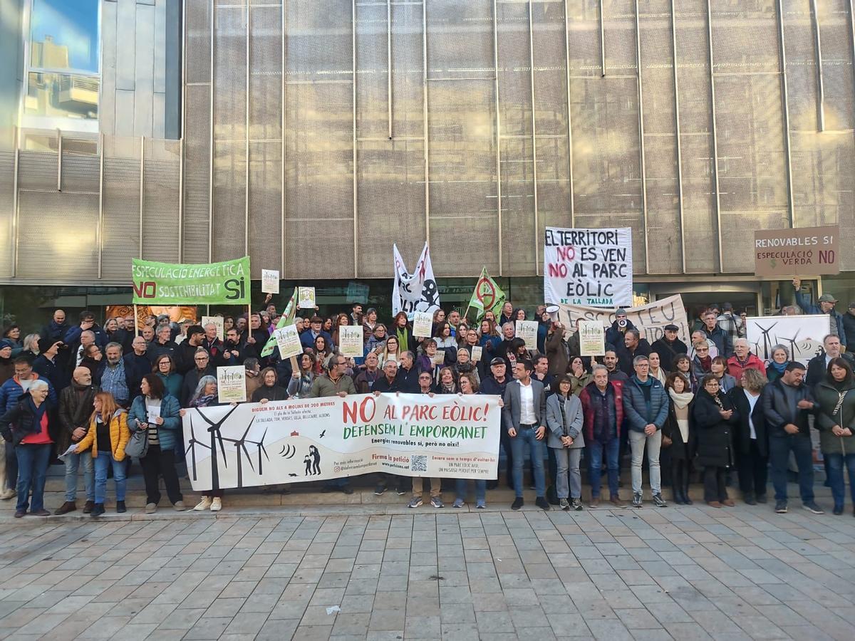 Membres de Defensem l'Empordanet davant la seu de la Generalitat a Girona.