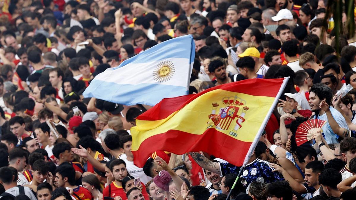 Seguiment del partit en la plaça de l’Ajuntament de València