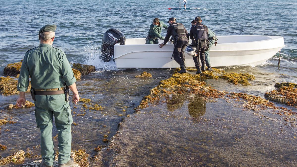 Interceptan a 12 inmigrantes tras llegar en una patera al Cabo de las Huertas