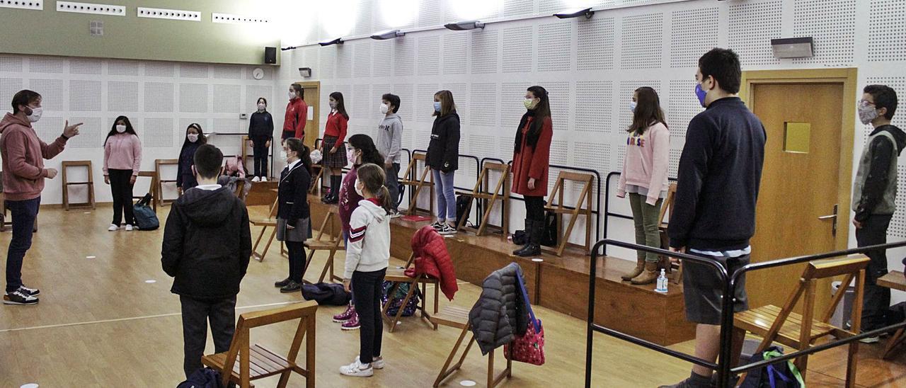 Los alumnos de Coro del Conservatorio de Gijón, cantando con mascarilla y a distancia. | Daniel Mon |  M. L. / D. M.