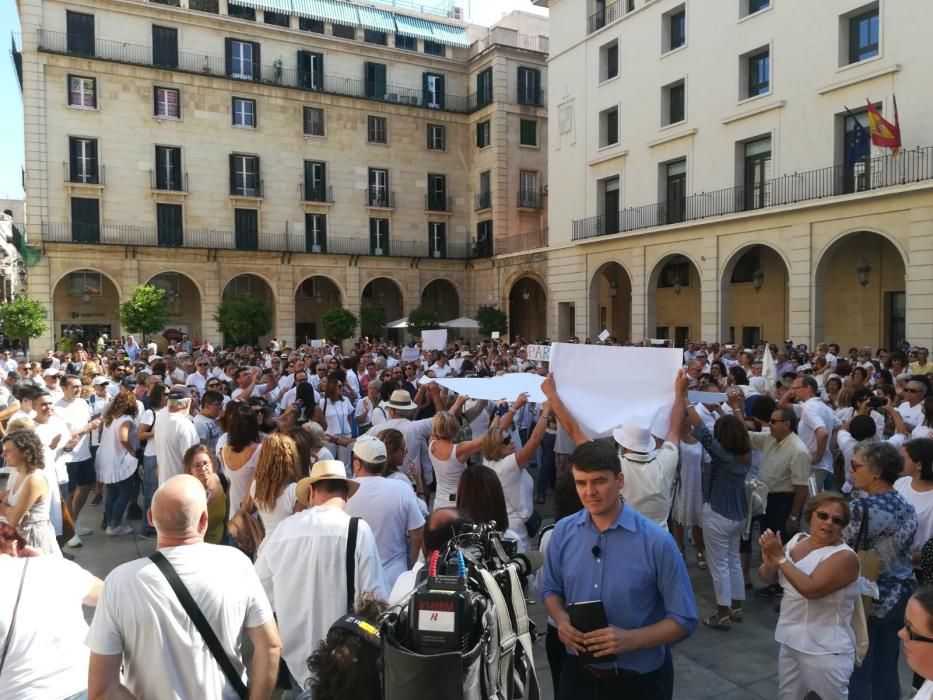 Medio millar de personas se concentra en Alicante para exigir diálogo en Cataluña