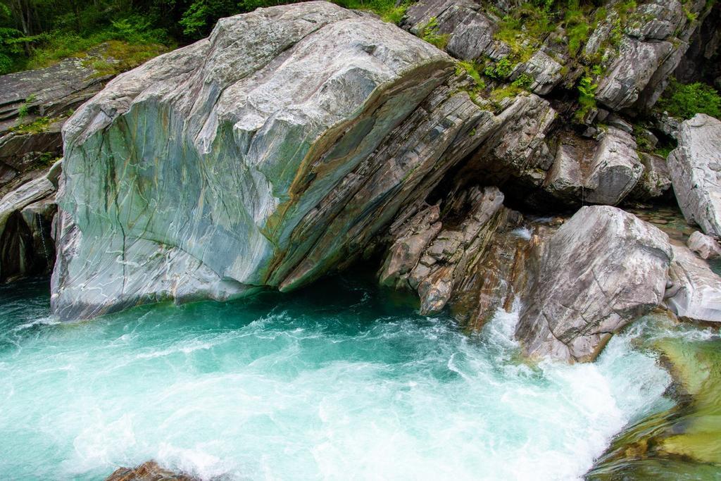 Así se ven las aguas del río Verzasca, en el cantón de Ticino