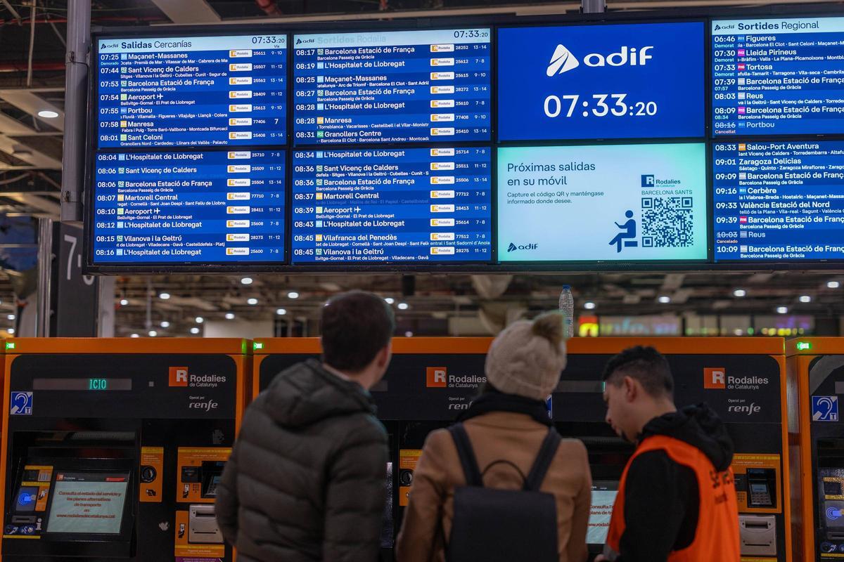 Paneles de trenes de Rodalies en la Estació de Sants.