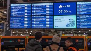 Paneles de trenes de Rodalies en la Estació de Sants.