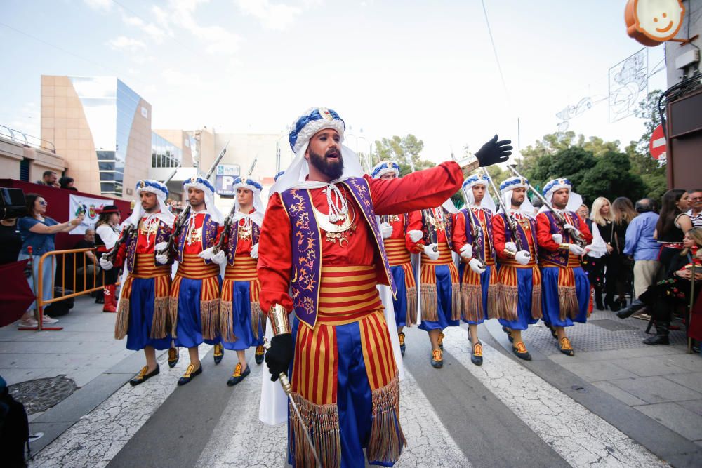 El bando de la media luna ofreció un majestuoso espectáculo en el segundo gran desfile de los Moros y Cristianos de la ciudad