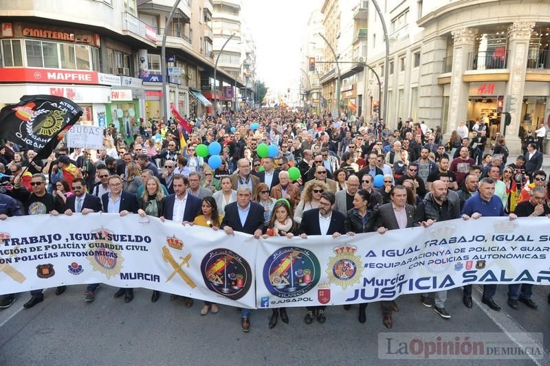 Miles de policías claman en Murcia para exigir "equiparación real" de sus salarios