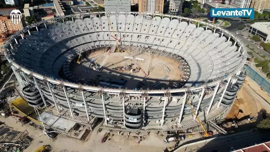 El Valencia inicia el izado de la estructura principal de la cubierta del Nou Mestalla
