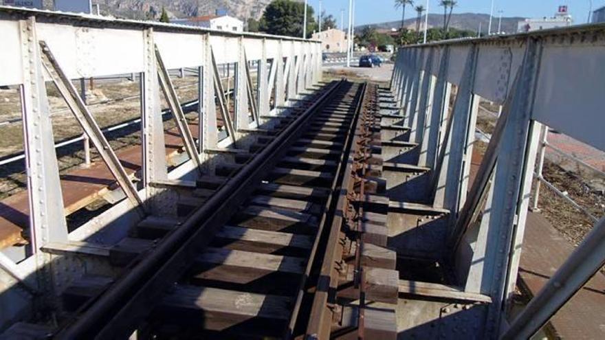 Desmontan a las 2 de la madrugada en Calp un viejo viaducto de 30 metros del «trenet»